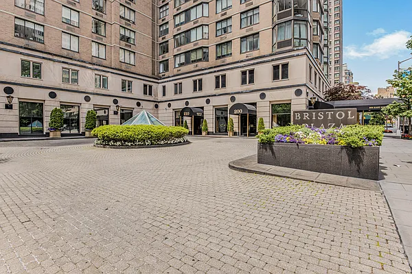 Sold by Furumoto Realty of New York City Inc | media 25