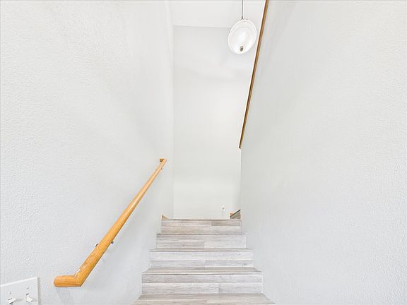 5th image of 639 Queens Ct #8