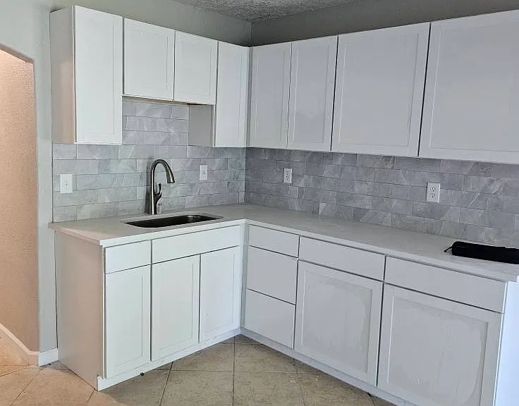 1205 W Wrenway Ave — Photo 2