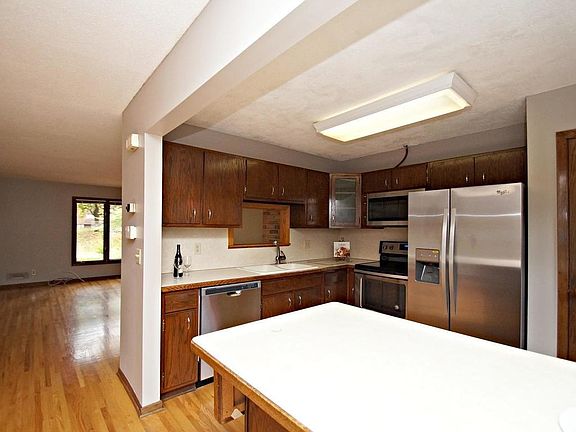 5th image of 94 Walden St