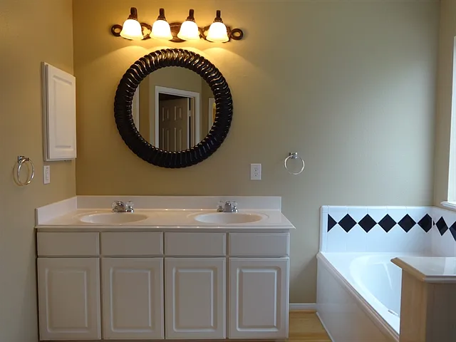 2302 Turnbury Elm Ct — Photo 12