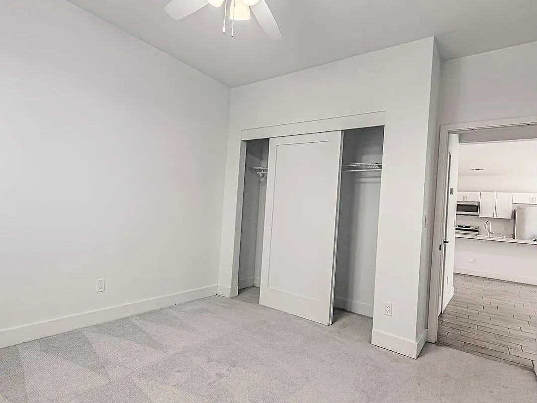 Building Photo - 2640 E Beverly Ln #2