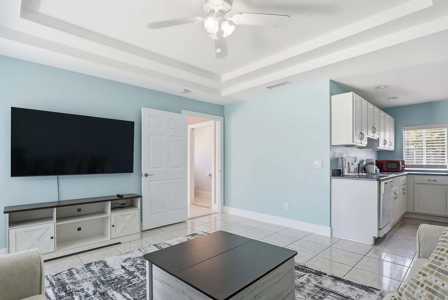 5 bed, 4.0 bath, 2594 sqft, $7,028 — Photo 4