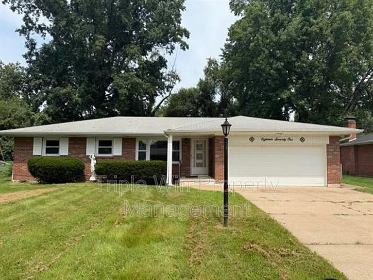 1871 Shardell Dr — Photo 2