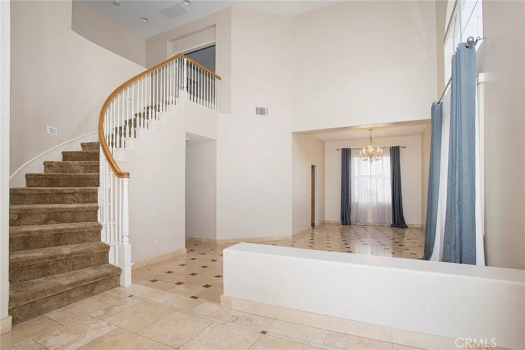 5 bed, 2657 sqft, $4,300 — Photo 2