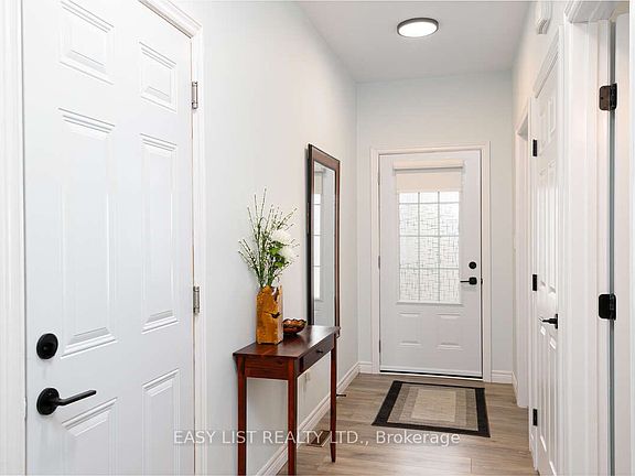 3rd image of 18 Dayton Ct