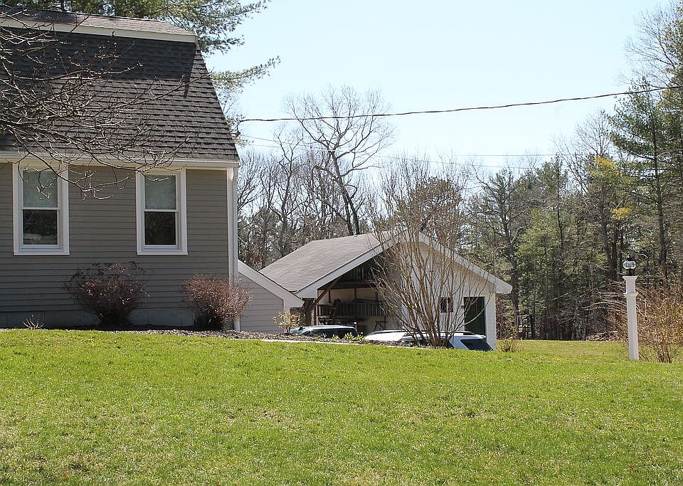 2nd image of 916 Main St