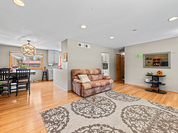 5th image of 476 Belle Plaine Ave