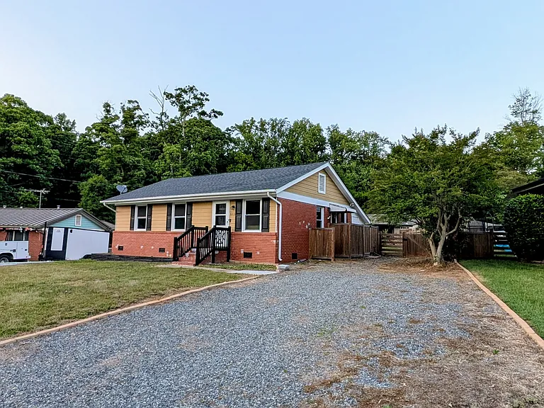 622 Northcrest Dr — Photo 2