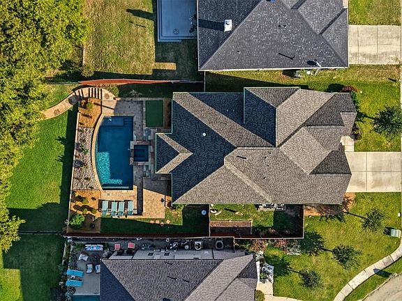 5th image of 533 Longshore Dr