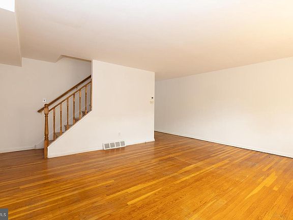 4th image of 1420 Powell Rd