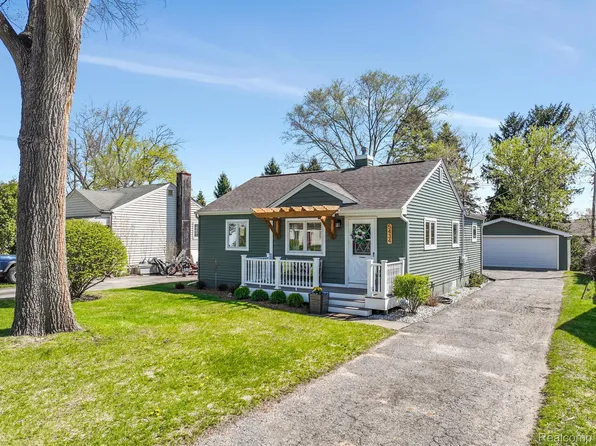 5434 Drayton Rd, Clarkston, MI 48346