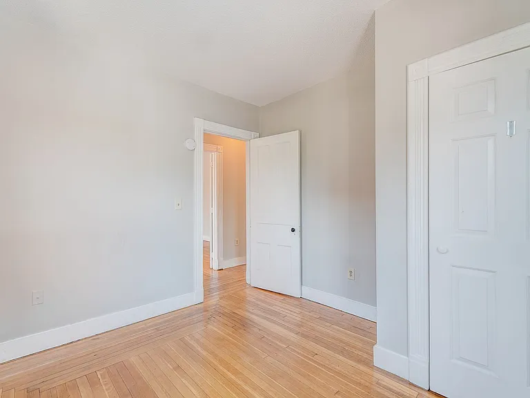 94 Howe St — Photo 10