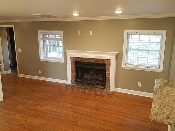 Living Room/Gas Fireplace
