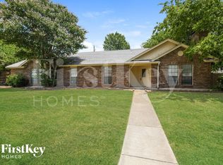 826 Woodhaven Ln, Grand Prairie, TX 75052
