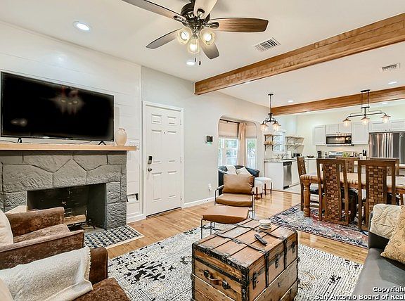 4th image of 806 Piedmont Ave