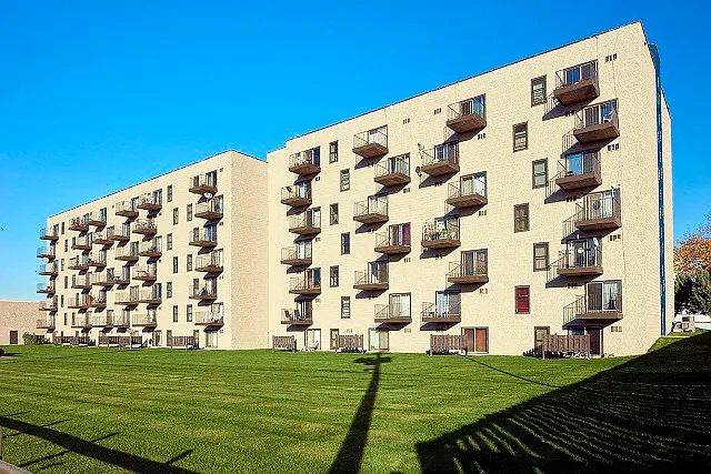 Knollwood Towers East Apartments — Photo 9