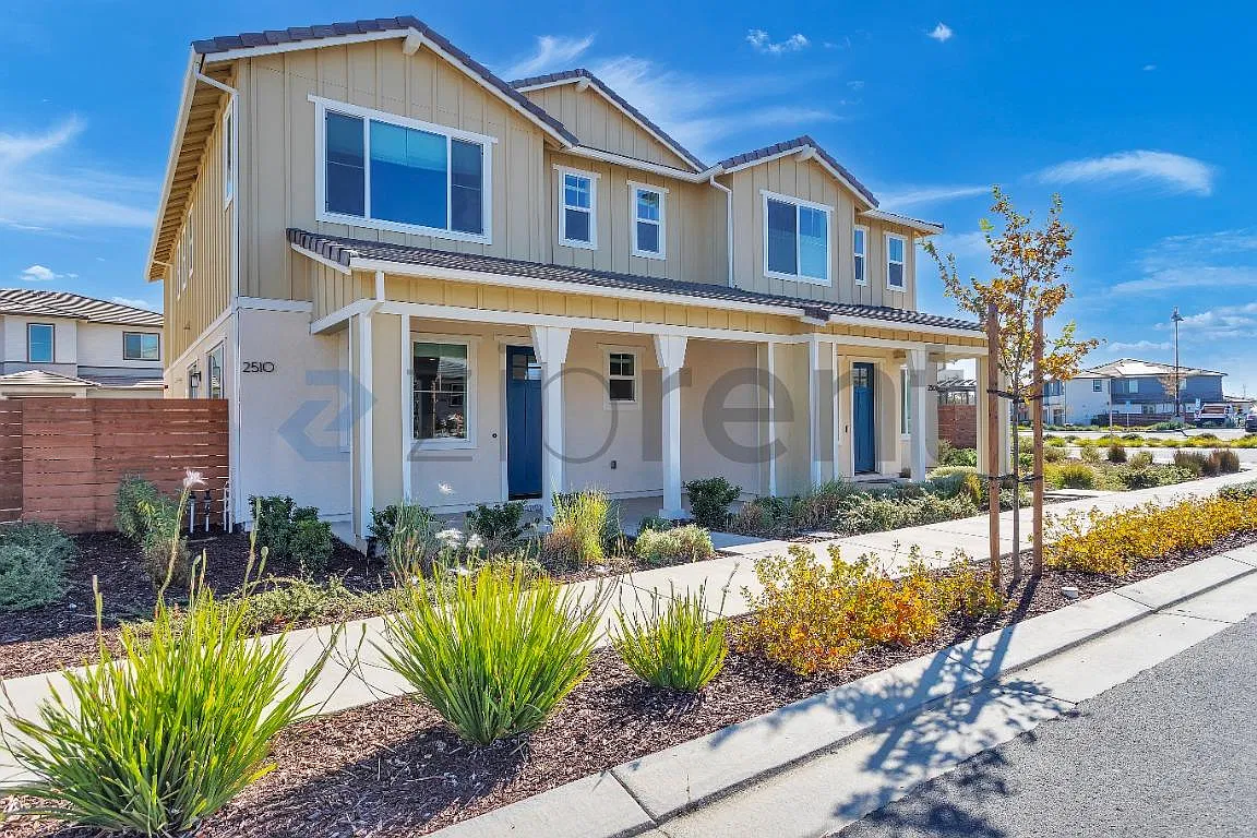 3 bed, 2048 sqft, $3,700 — Photo 2