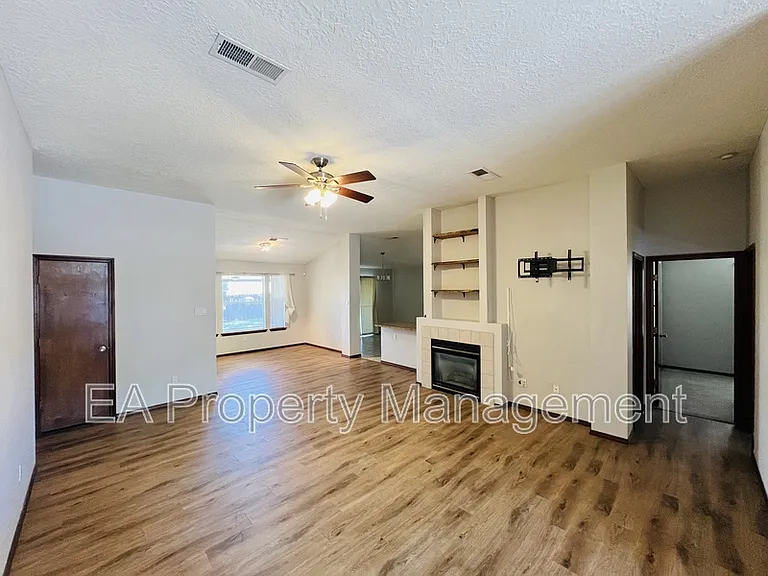 8016 Lynnhaven Pl NW — Photo 4