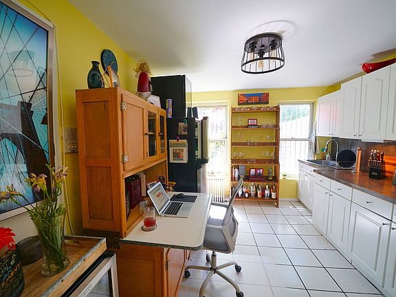4th image of 136 16th St #1