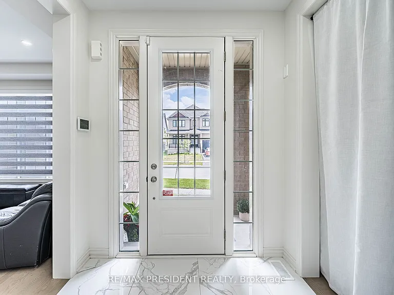2 Hawthorns Gdns — Photo 8
