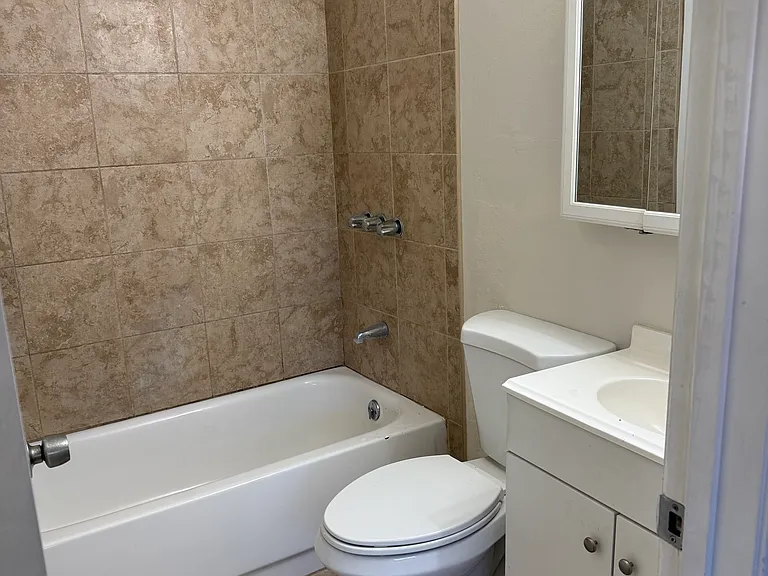 Mayette Apartments — Photo 9