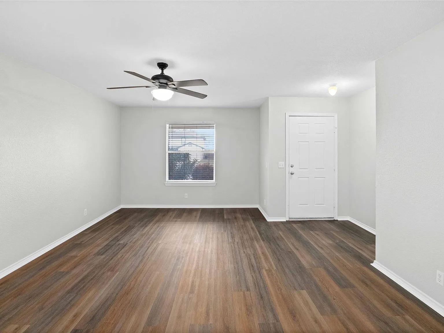 3 bed, 2.0 bath, 1292 sqft, $1,725 — Photo 4