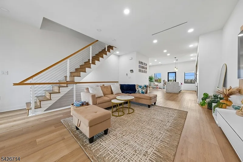 3 bed, 4.5 bath, $5,300 — Photo 4