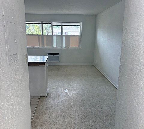 5th image of 227 W Blue Heron Blvd