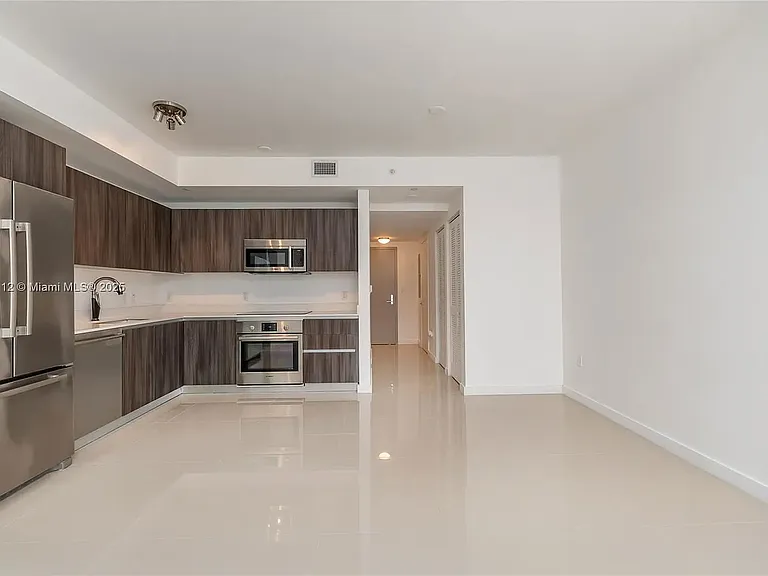 488 NE 18th St #1 — Photo 17