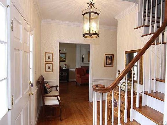 Note Exposed Wood Stairs & Drum Lighting