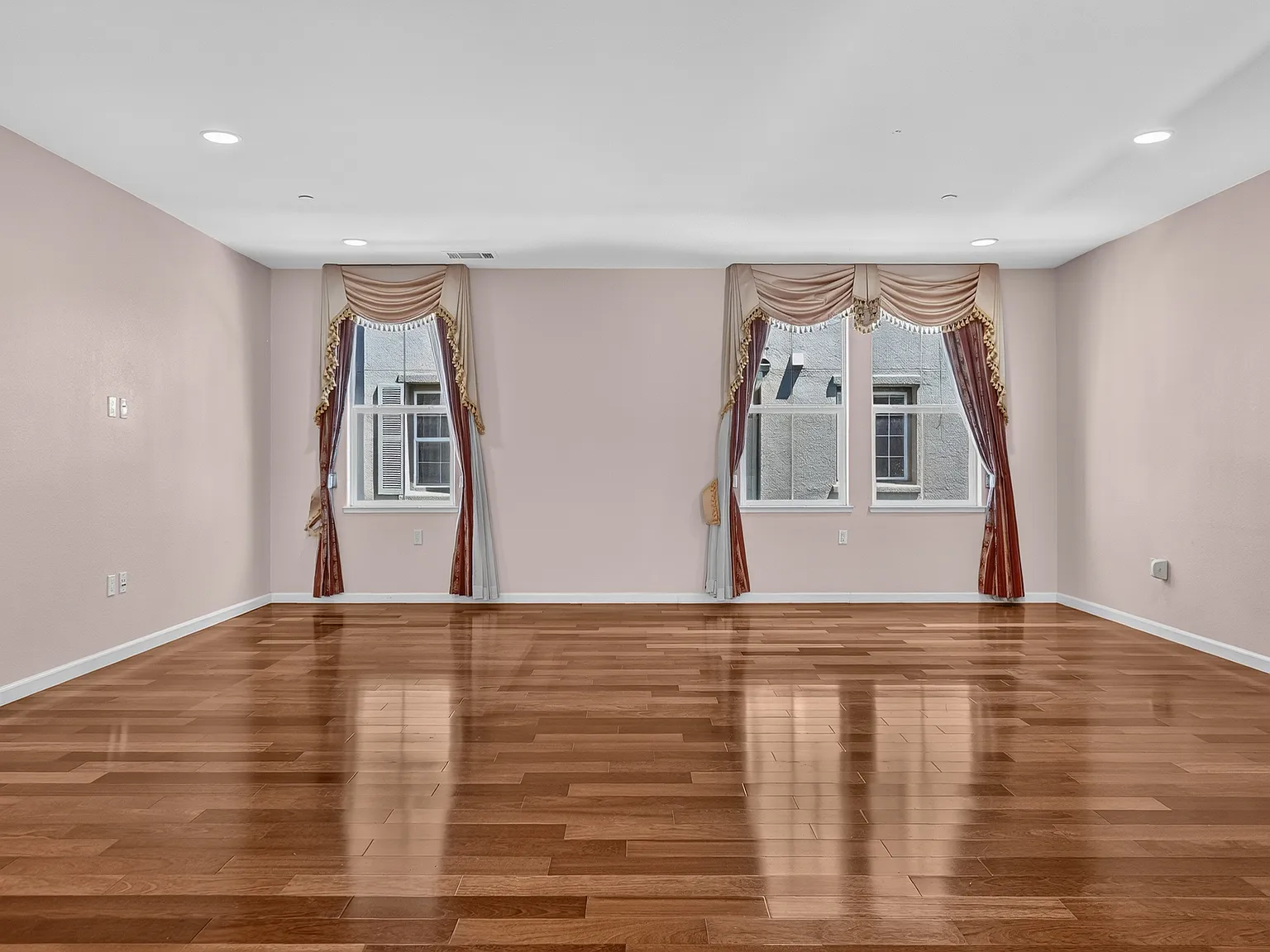 3 bed, 2.5 bath, 1810 sqft, $4,400 — Photo 3