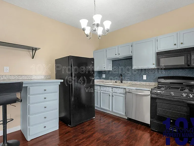 1652 Summit St #A — Photo 6