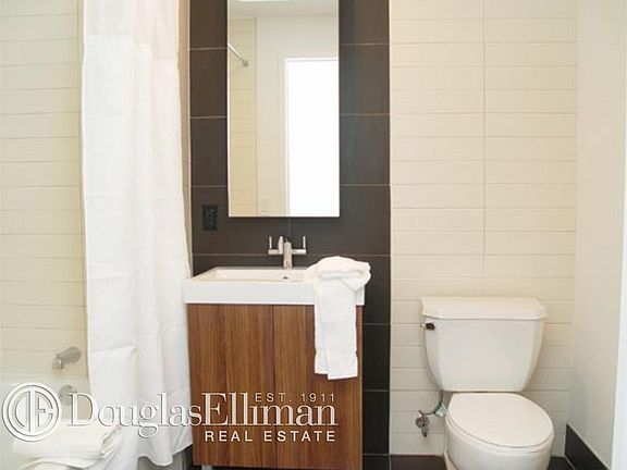 3rd image of 116 John St APT 1111