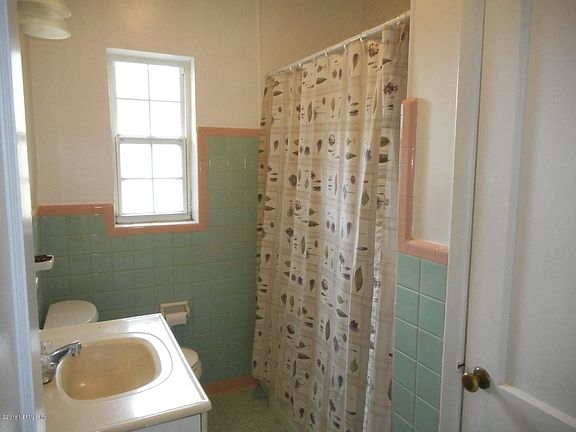 5th image of 6132 Mercer Cir W