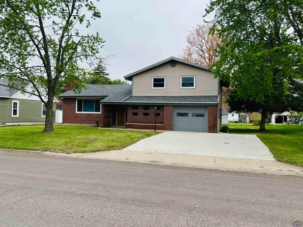 808 Pioneer St, Seneca, KS 66538