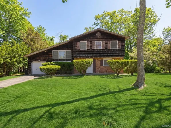 43 Village Lane, Hauppauge, NY 11788