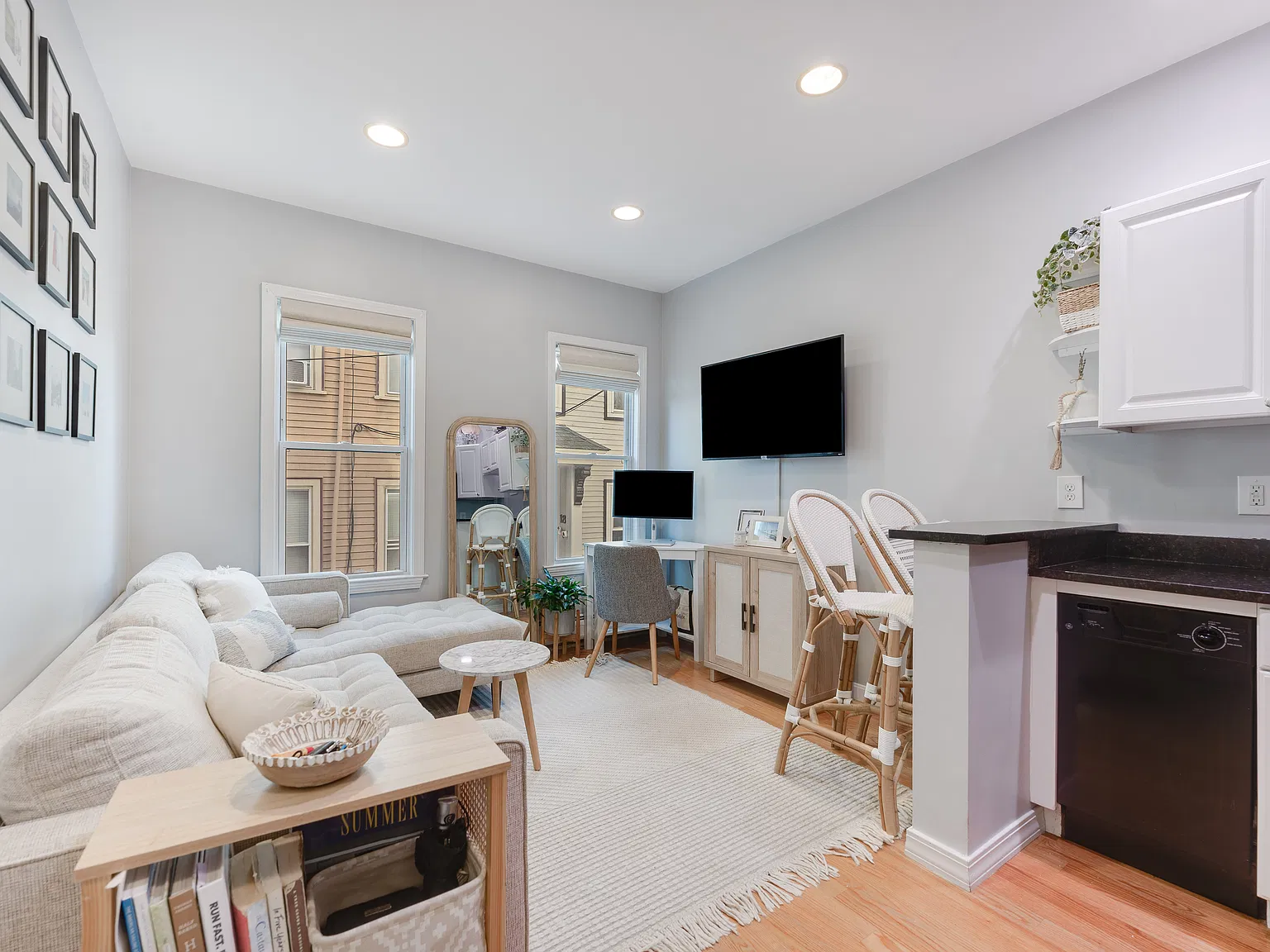 1 bed, 385 sqft, $2,600 — Photo 2