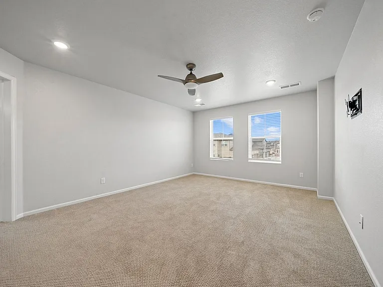 470 Hyde Park Cir — Photo 8
