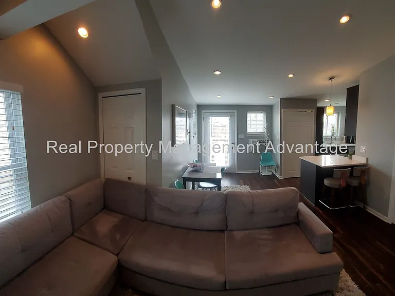 340 E. Cambourne. — Photo 3