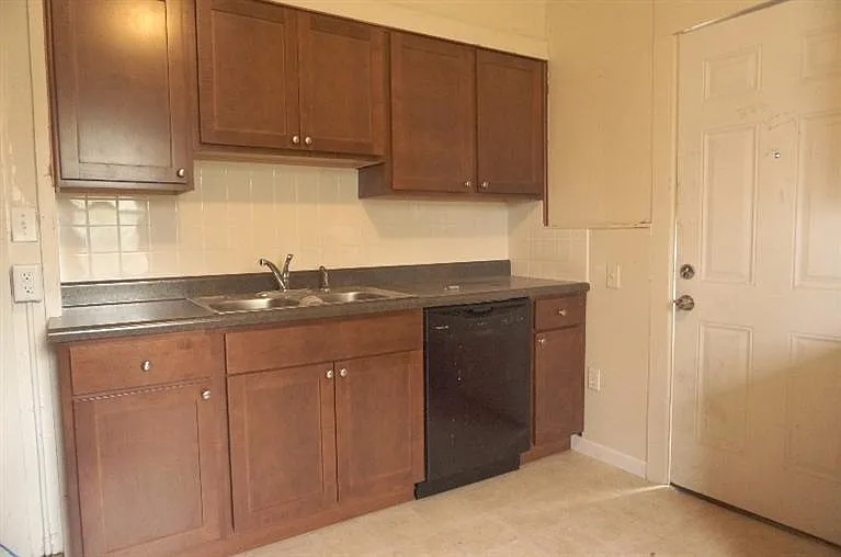 409 Olive St — Photo 3
