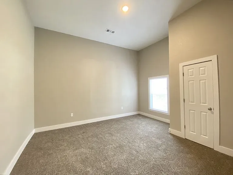 112 College St — Photo 2