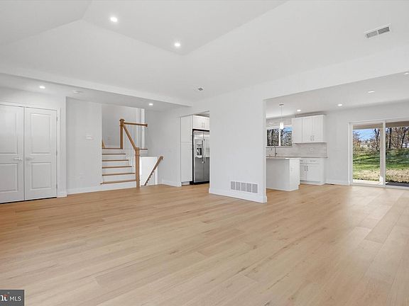 4th image of 106 Bella Dr