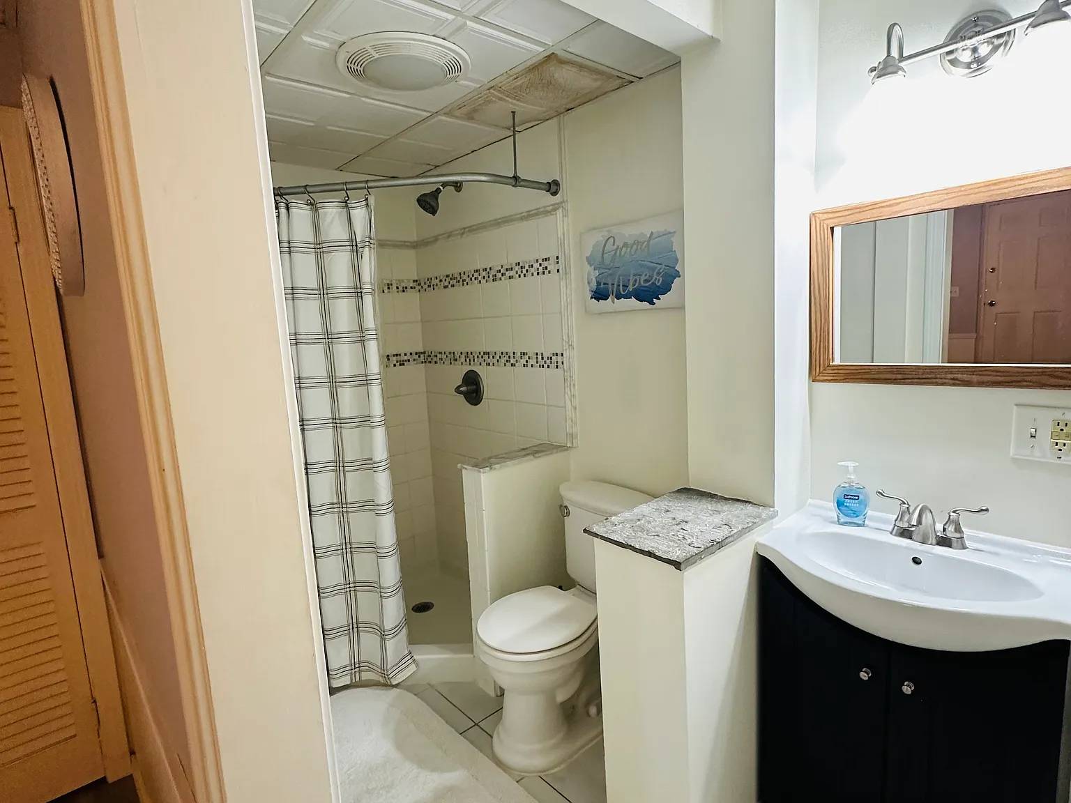 4 bed, 4.5 bath, 2660 sqft, $1,100 — Photo 2