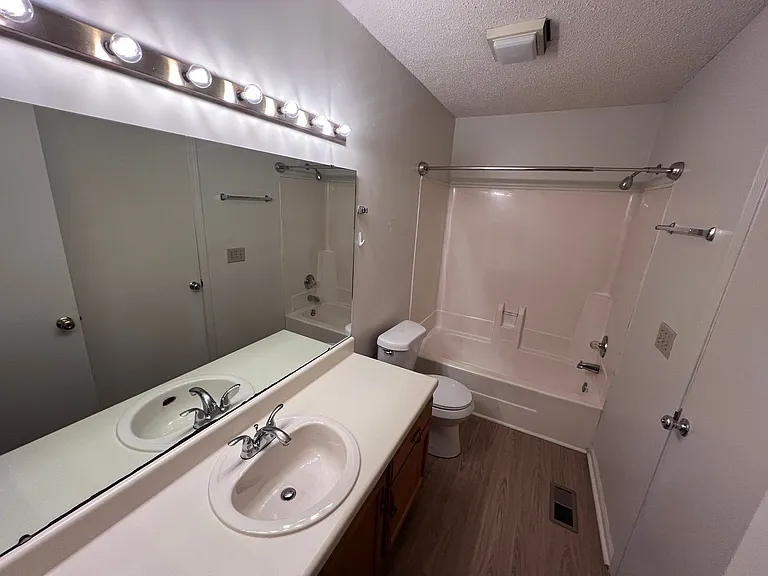 1025 Stonegate Dr #B — Photo 18