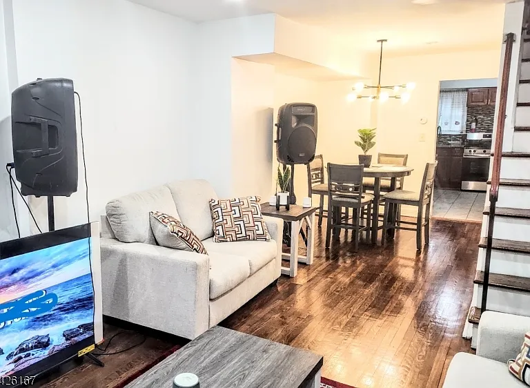 8 Van Nostrand Ave — Photo 2