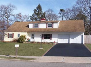 1325 Waverly Ave, Farmingville, NY 11738