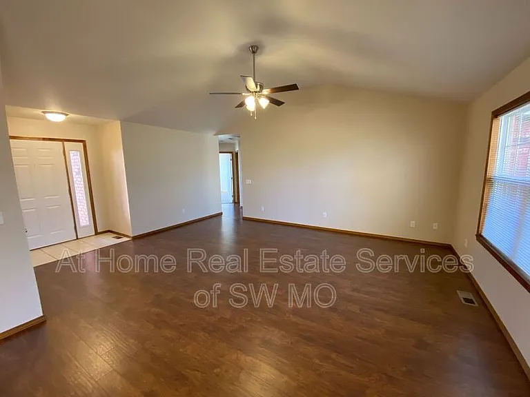 625 S Hazelnut Ave — Photo 7