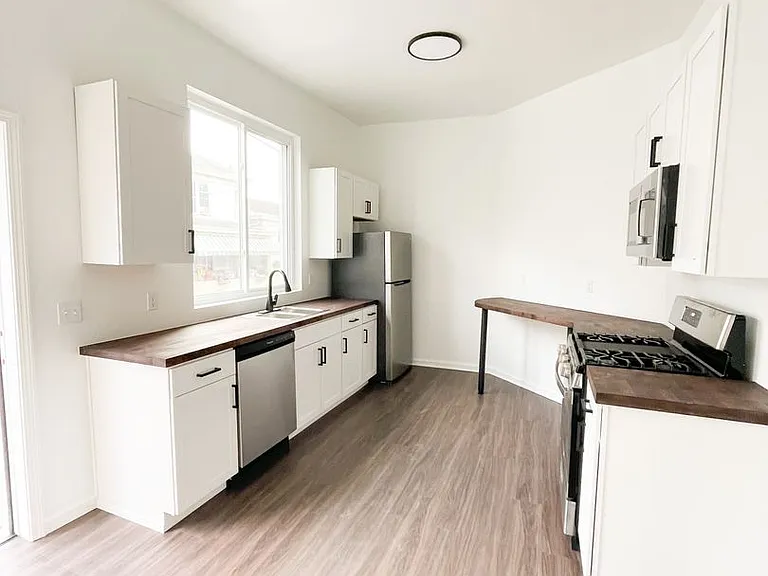 07 - 807 Eureka — Photo 1