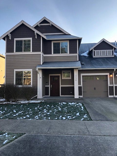 Like new 3 bedroom + 2.5 bath townhome!